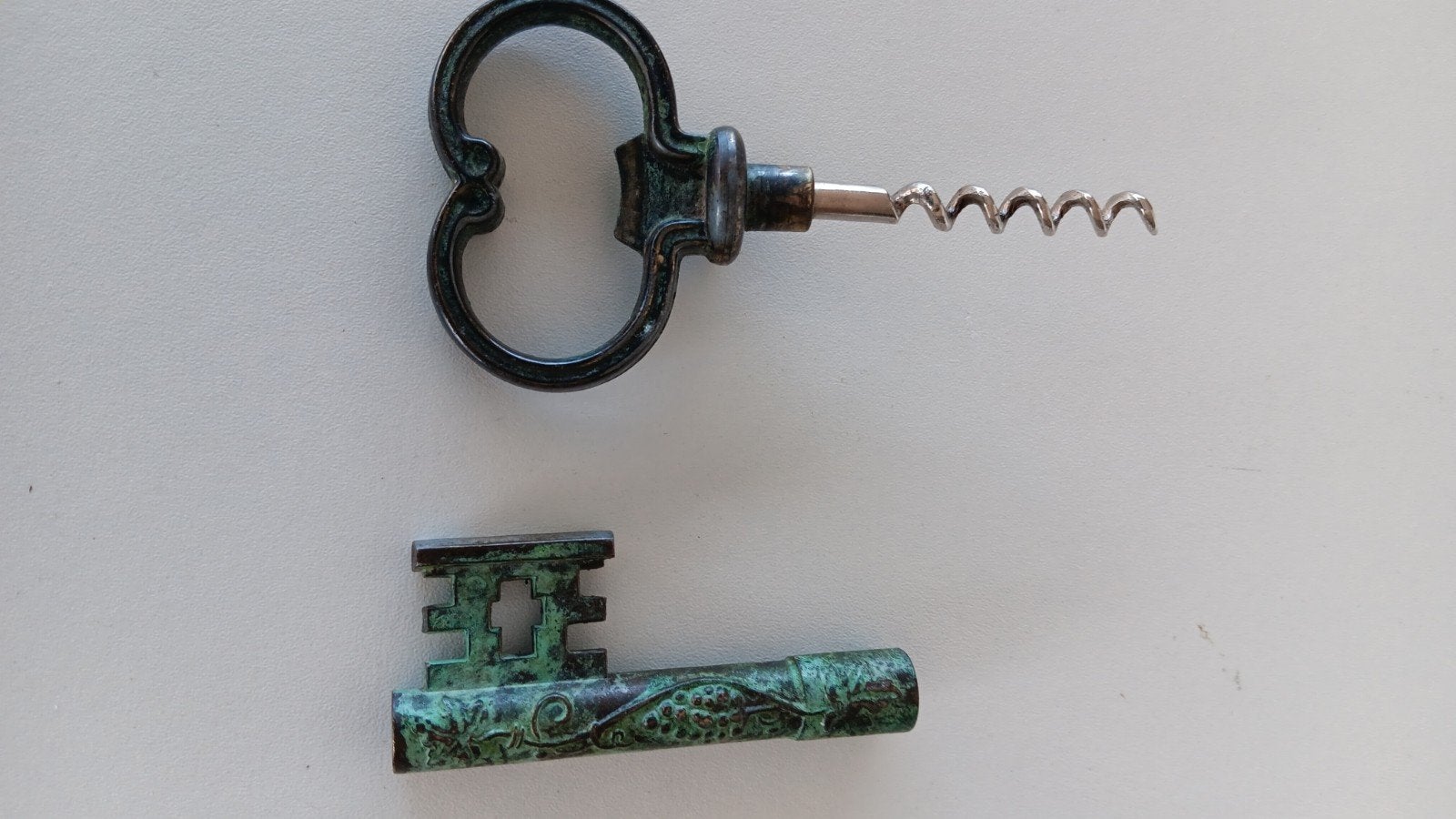 Bronzen sleutel als kurkentrekker.
Nog in prima staat.
Vraag, Antiek en Kunst, Ophalen of Verzenden, Koper