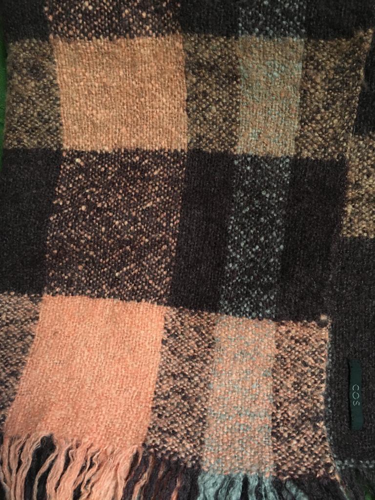 Wollen sjaal (Cos), Kleding | Dames, Mutsen, Sjaals en Handschoenen, Ophalen of Verzenden, Zo goed als nieuw, Maat 46/48 (XL) of groter