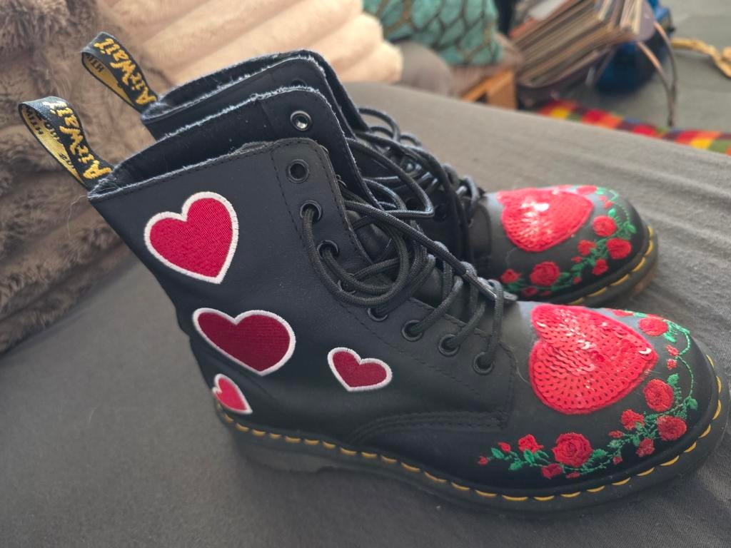 Dr. Martens laarzen met hartjes en rozen borduursel mt 40, Kleding | Dames, Schoenen, Zwart, Lage of Enkellaarzen, Ophalen of Verzenden