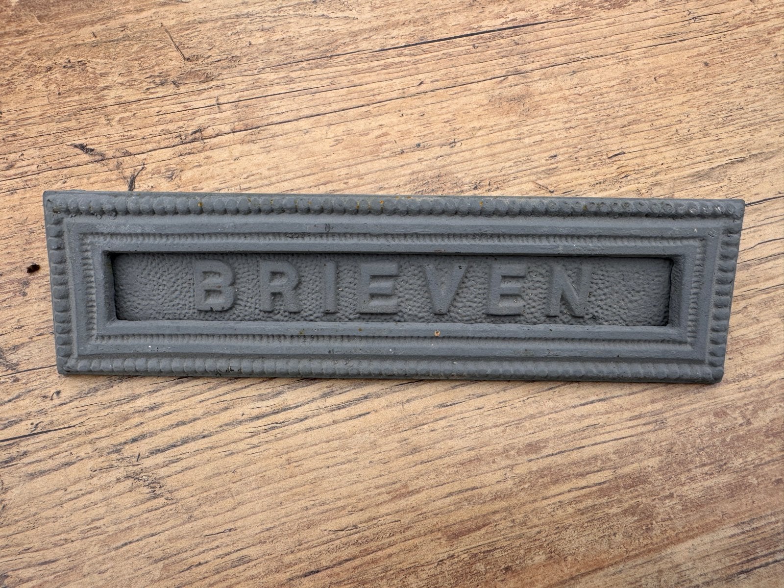 Antieke gietijzeren brievenbusklep uit 1910 - 18x5cm, Tuin en Terras, Brievenbussen, Ophalen of Verzenden, Gebruikt, IJzer, Brievenbusklep