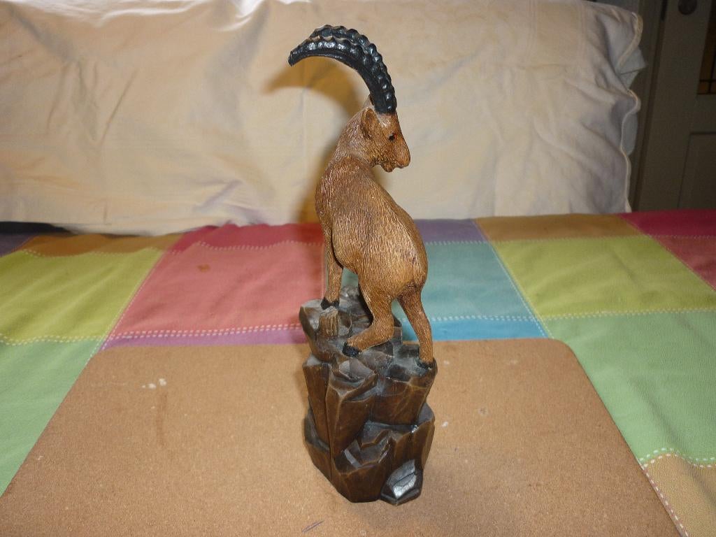Antiek handgesneden houten beeldje van een steenbok, Ophalen of Verzenden