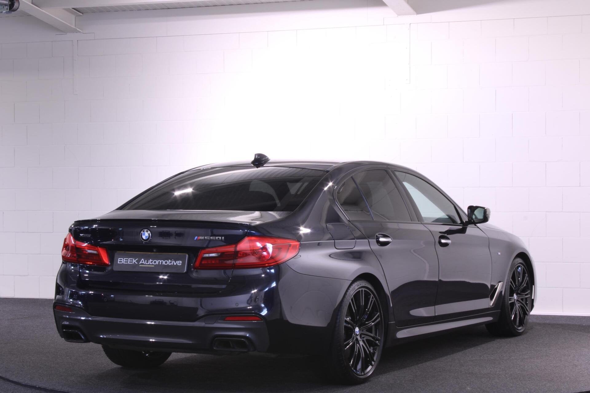 BMW 5-serie M550i xDrive High Executive | LEDER | CAMERA |, Auto's, Automaat, Gebruikt, 4395 cc, Zwart