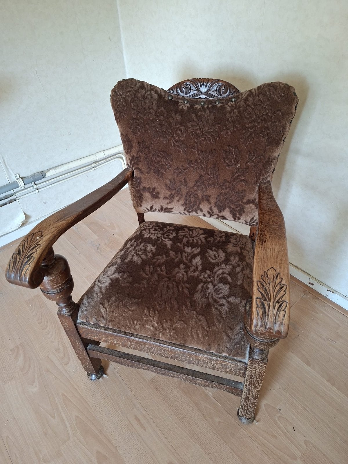 Antieke fauteuil met gesneden hout en fluwelen bekleding, Antiek en Kunst, Antiek | Meubels | Stoelen en Banken, Ophalen