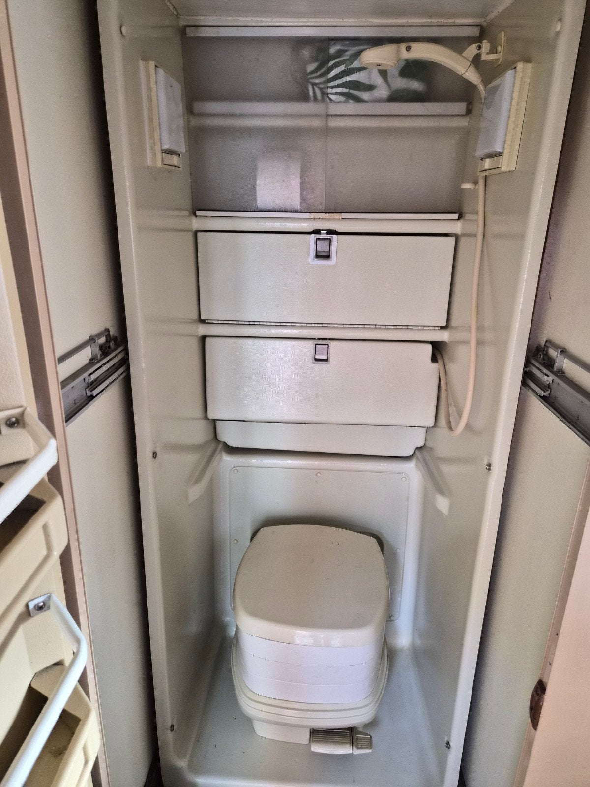 Foto 14 van BENZINE AUTOMAAT WINNEBAGO LE SHARO 2X AIRCO