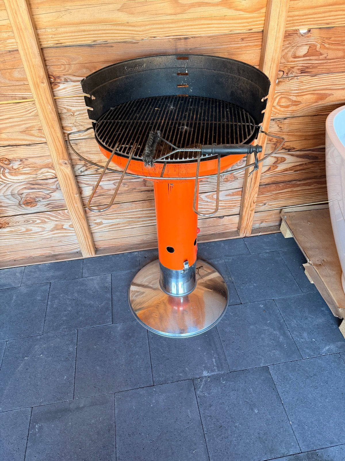Oranje barbecue op standaard, Ophalen of Verzenden, Gebruikt