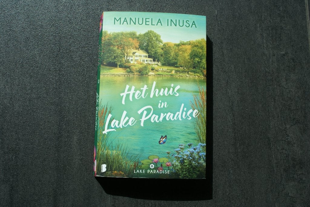 HET HUIS IN LAKE PARADISE..... Manuela Inusa  2026, Ophalen of Verzenden, Zo goed als nieuw, Manuela Inusa