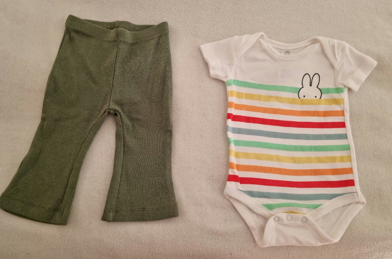 Hema flared broek maat 68 leger groen nijntje rompertje baby, Zo goed als nieuw, Setje, HEMA, Verzenden