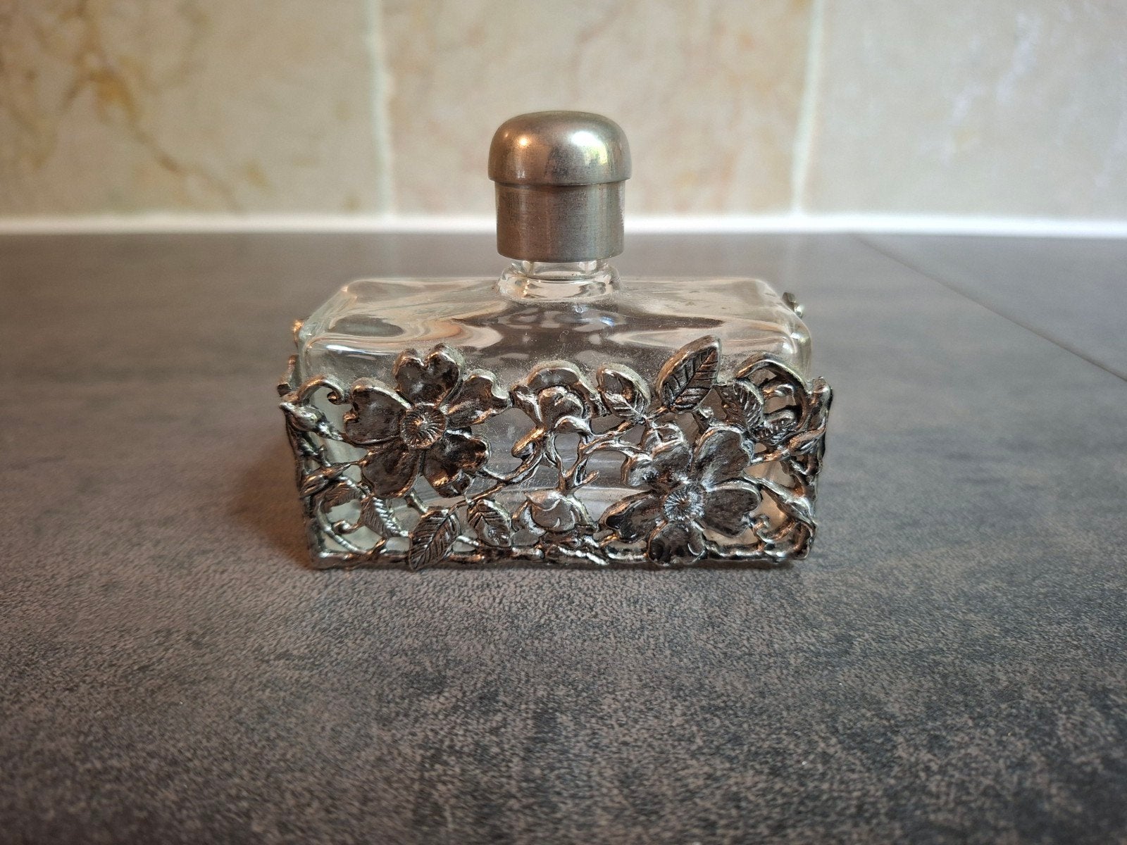 Prachtig vintage parfumflesje met bloempatroon., Ophalen of Verzenden
