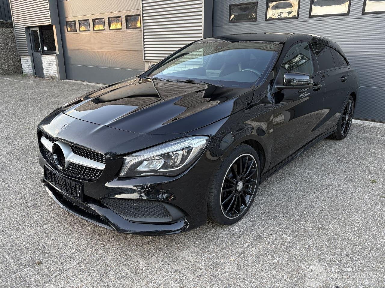 Mercedes-Benz CLA-Klasse 180 Shooting Brake AMG PAKKET, Zwart, Stationwagon, Handgeschakeld, Benzine