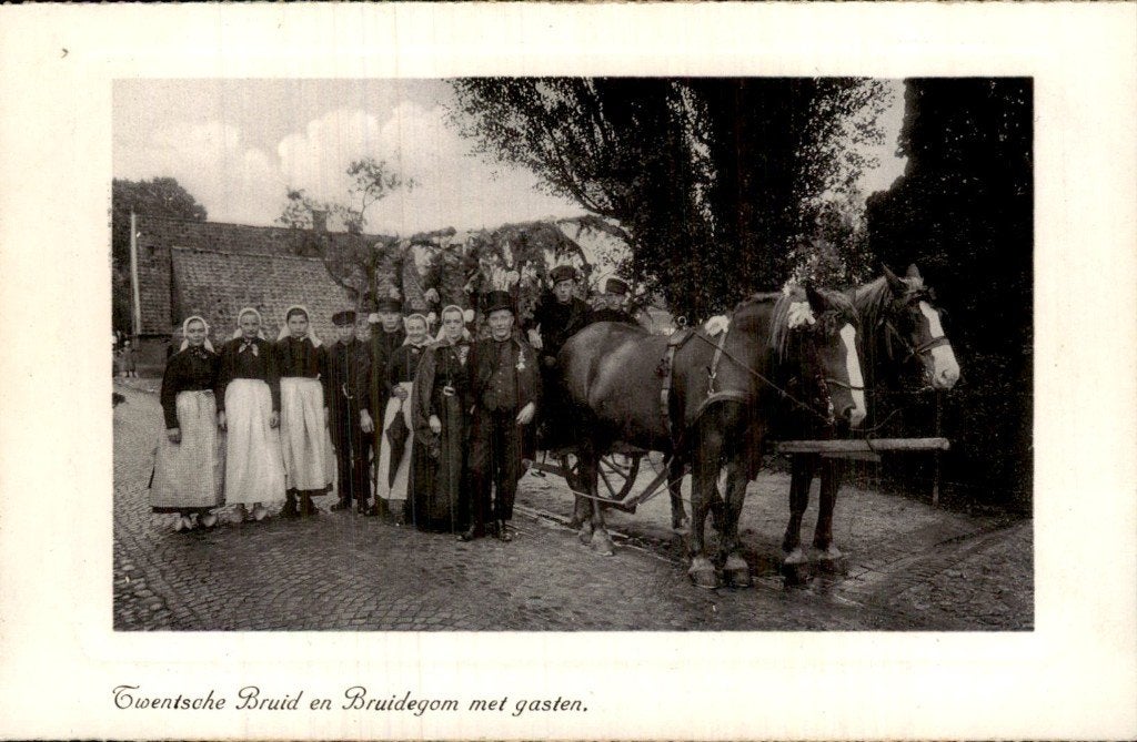 Twentsche Bruid en Bruidegom - met gasten, Ophalen of Verzenden, 1920 tot 1940, Ongelopen, Overijssel