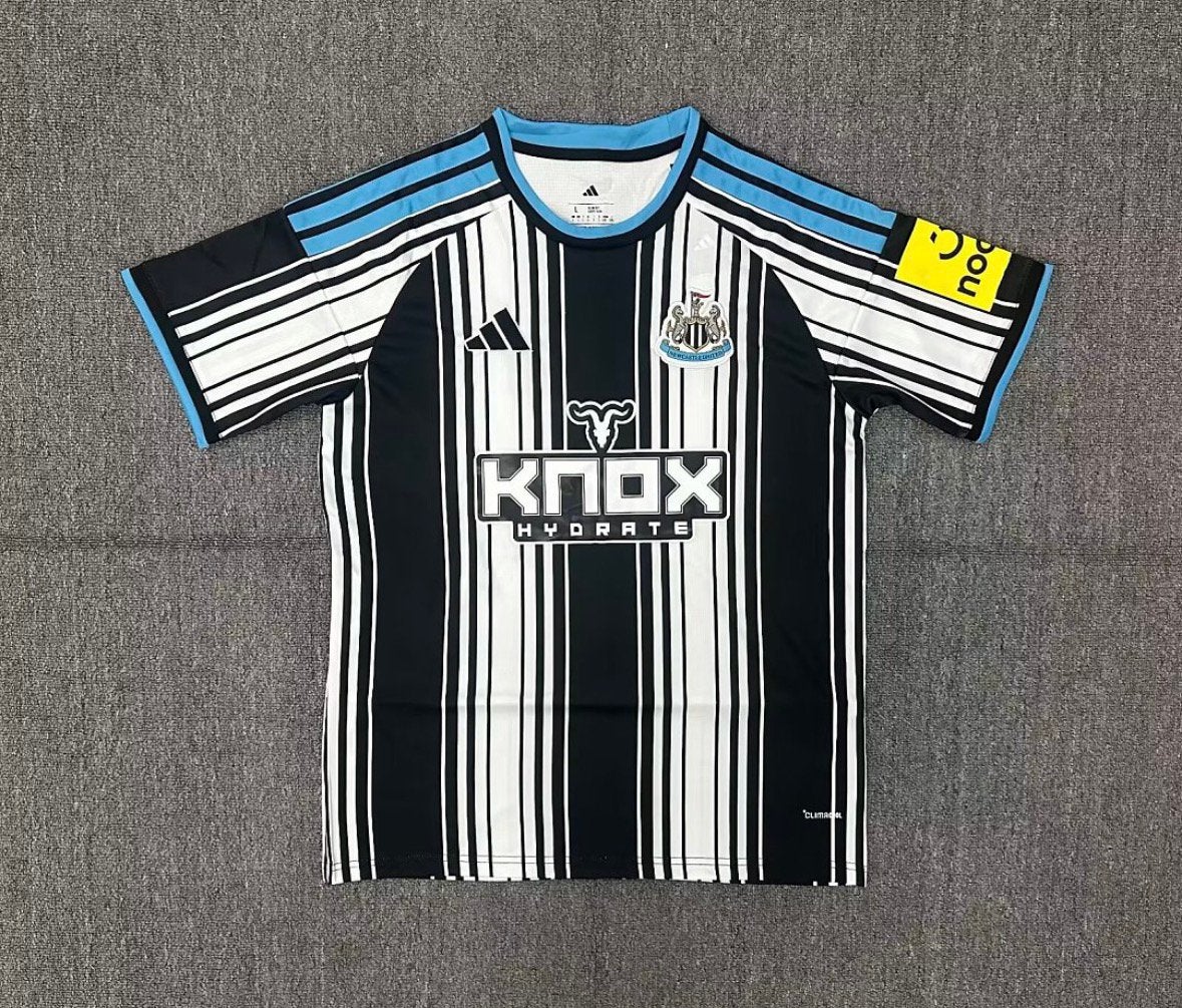 Newcastle thuistenue 26/27 (maat en bedrukking naar keuze), Ophalen of Verzenden, Zo goed als nieuw, Jongen of Meisje, Broek