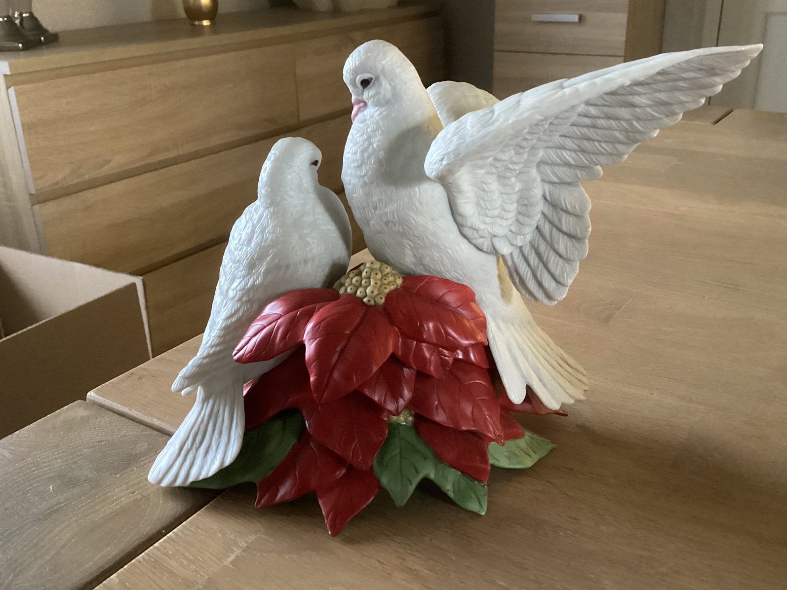 Groot porseleinen bloemstuk met duiven, Ophalen of Verzenden, Nieuw, Dier