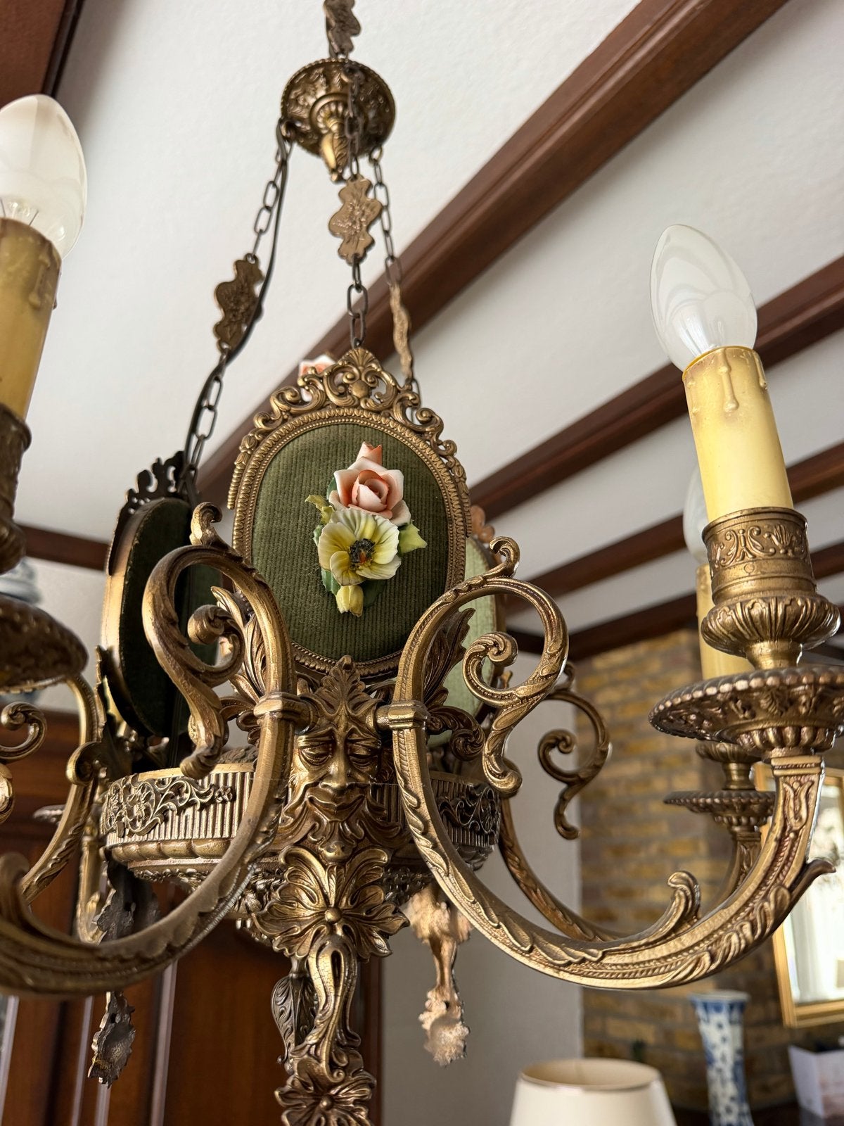Antieke bronzen kroonluchter met porseleinen bloemen, Ophalen