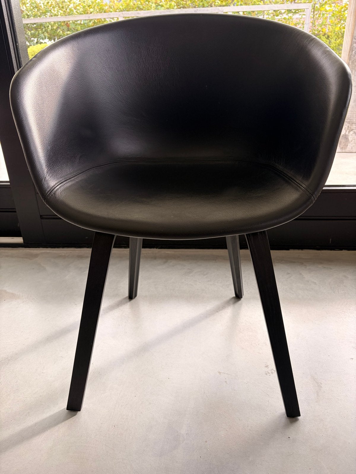 HAY AAC23 Eetkamerstoel Zwart Leer met Zwart Houten Poten, Ophalen, Gebruikt, Zwart, Design