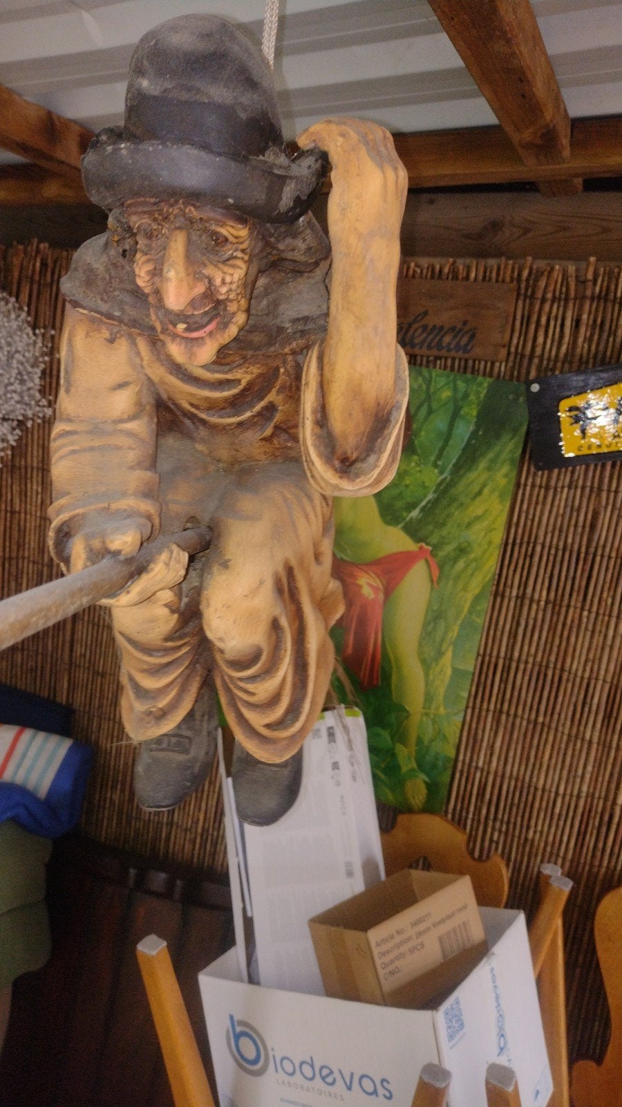 Unieke Heks Halloween Decoratie - Vliegend op Bezem, Ophalen of Verzenden, Gebruikt, Overige typen, Halloween of Griezel