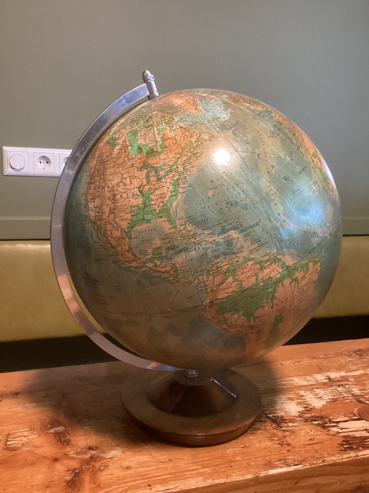 Mooie wereldbol uit 1987, houten sokkel, diameter 33 cm, Huis en Inrichting, Ophalen, Gebruikt