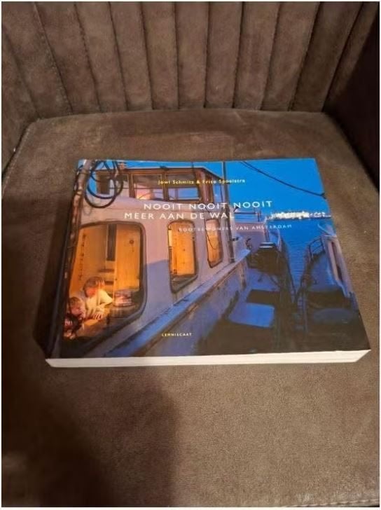 Nooit Nooit Nooit - Boek over Amsterdamse Bootbewoners, Boeken, Geschiedenis | Stad en Regio, Ophalen of Verzenden, Zo goed als nieuw
