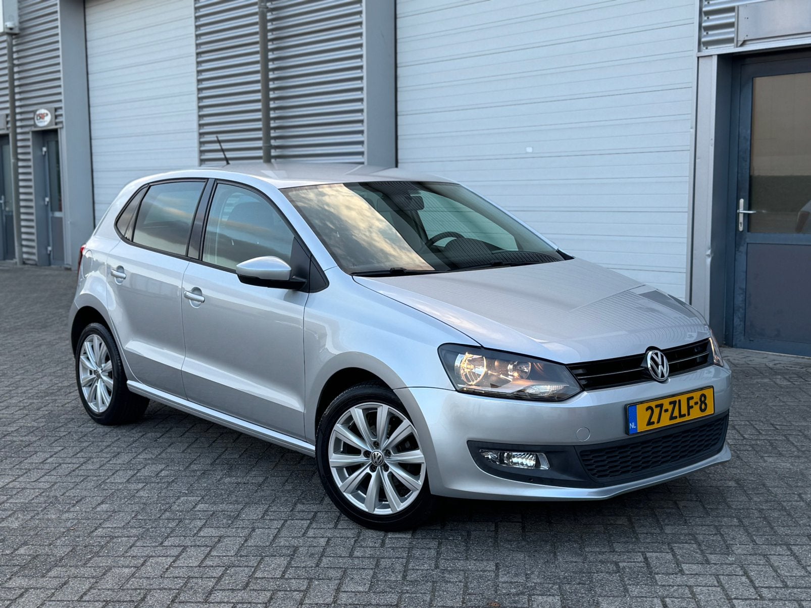 VOLKSWAGEN POLO 1.2 TSI GRIJS 5 DEURS AIRCO CARPLAY NAP, Voorwielaandrijving, Start-stop-systeem, 40 €/maand, 4 cilinders