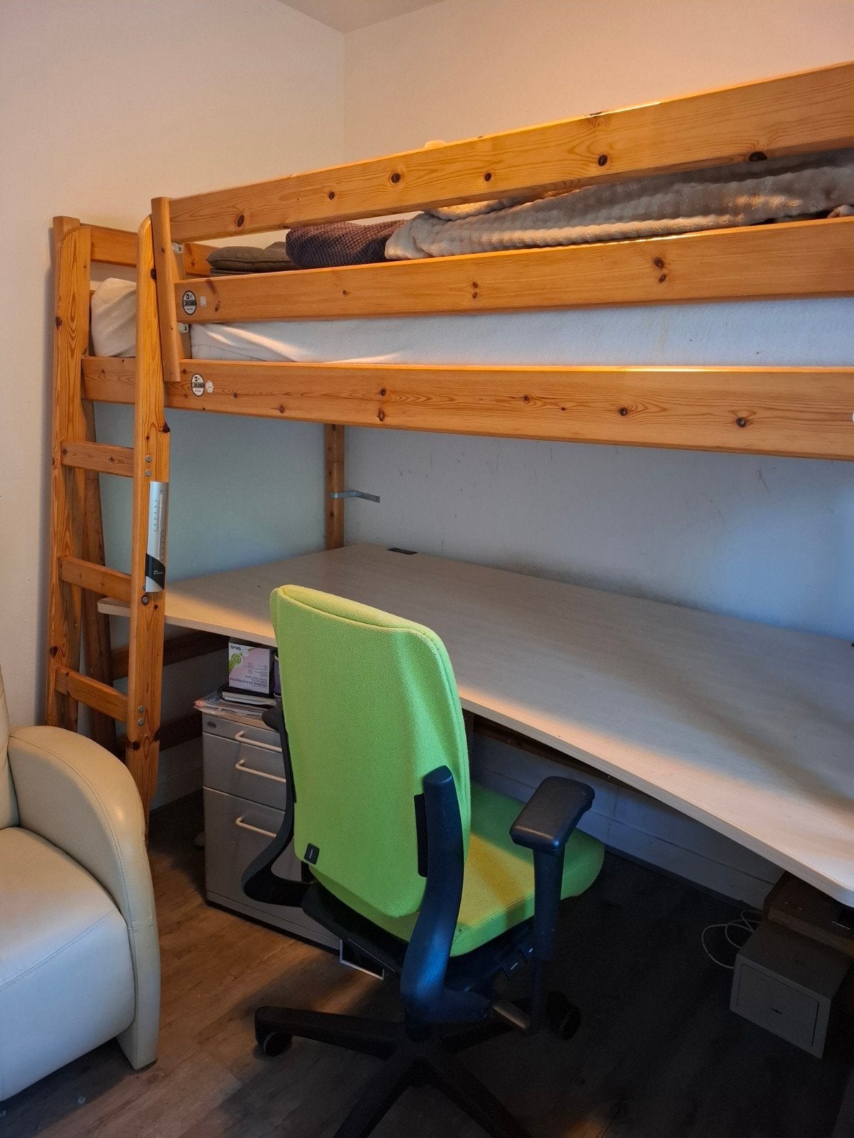 Hoogslaper met verstelbaar bureau, Huis en Inrichting, Slaapkamer | Stapelbedden en Hoogslapers, Ophalen