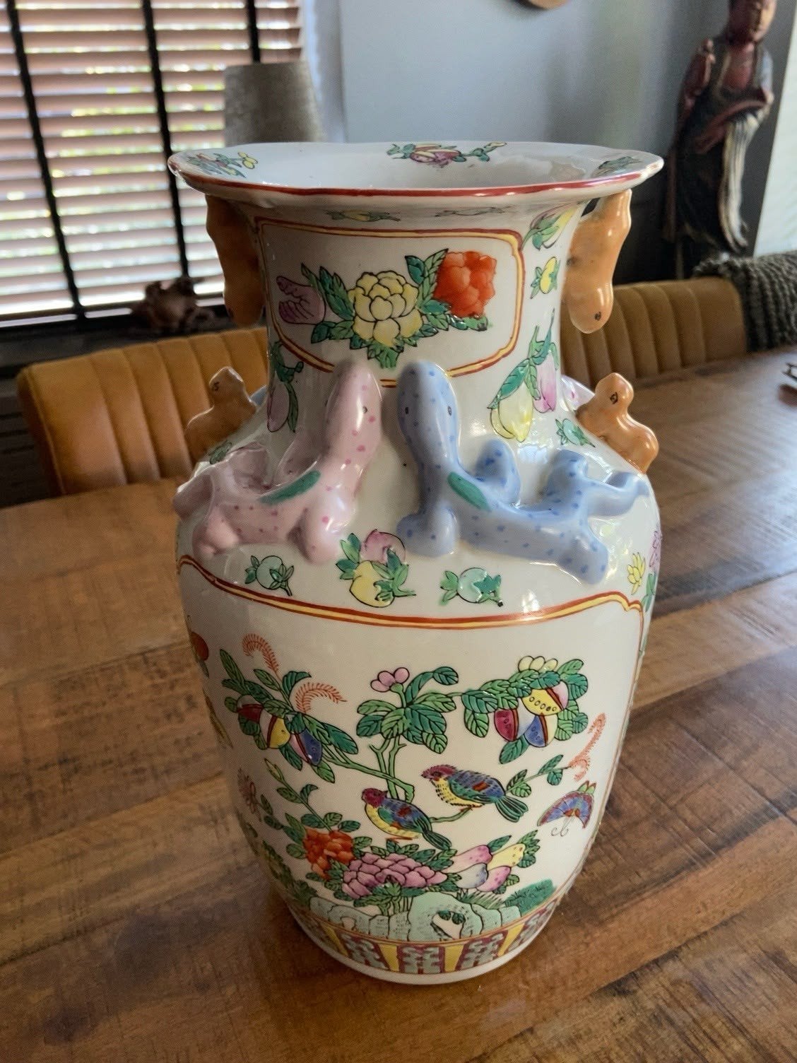 Antieke Chinese Famille Rose Vaas met 3D-figuren, Ophalen of Verzenden