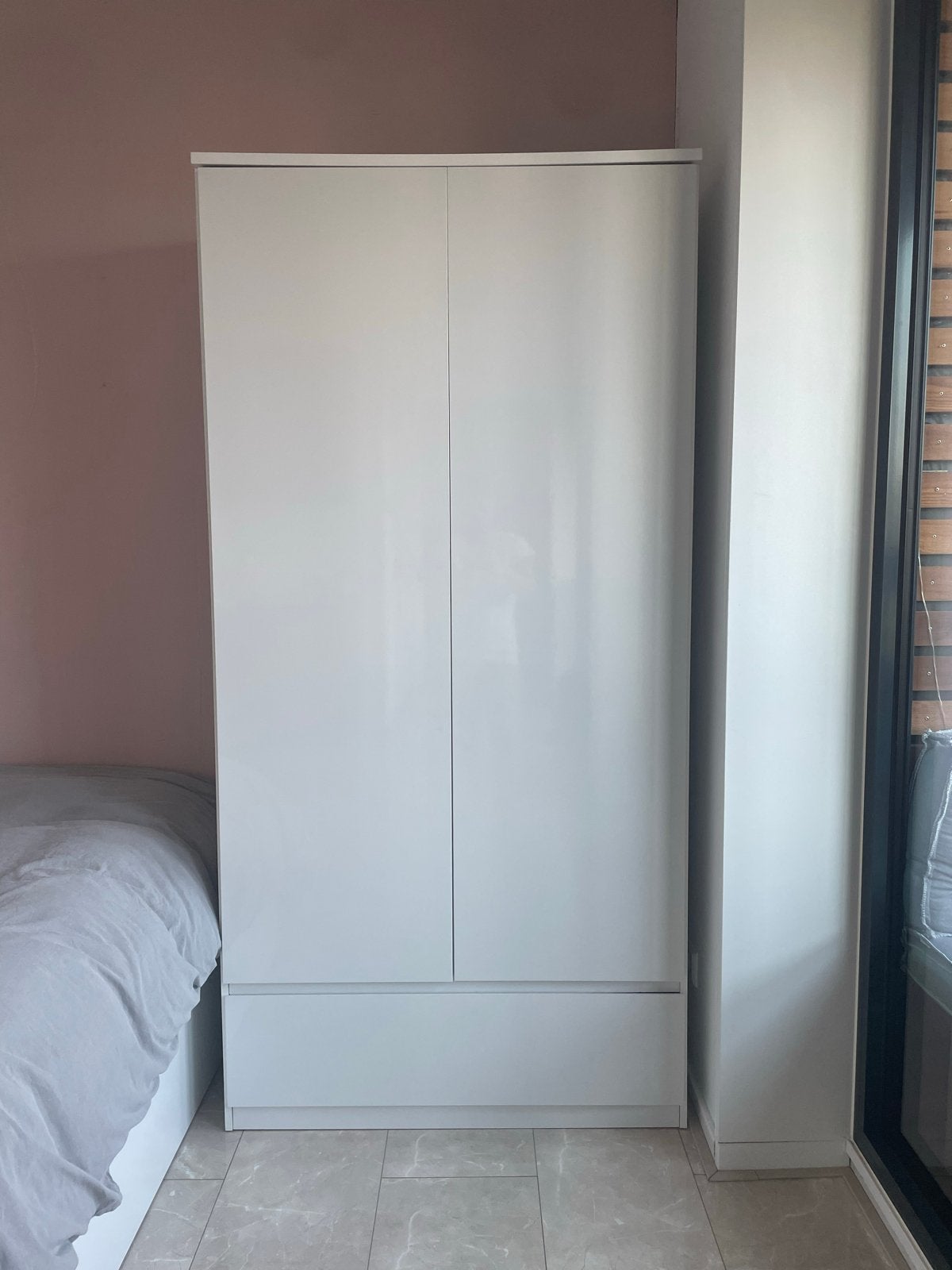 Witte kledingkast met hangruimte, planken en lade, Ophalen, Gebruikt, 50 tot 100 cm, Met lade(s)