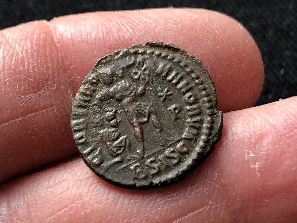 Romeinse munt VALENS met GEVANGENE bodemvondst top keerzijde, Antiek en Kunst, Ophalen of Verzenden