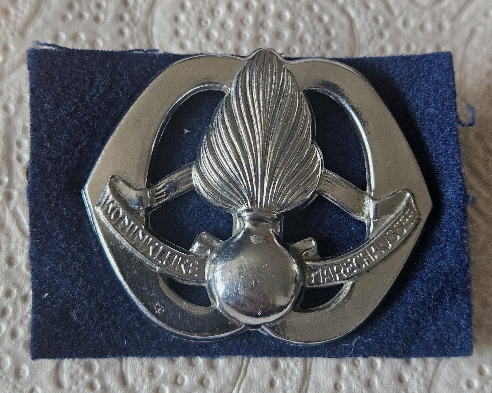 Baretembleem Marechaussee oogjes direct, Verzamelen, Ophalen of Verzenden, Marechaussee, Nederland, Embleem of Badge