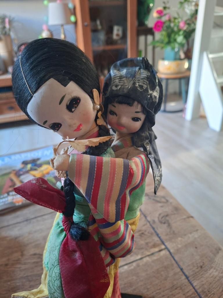 Vintage Koreaanse pop met baby op de rug - Merkloos, Verzamelen, Poppen, Ophalen of Verzenden, Gebruikt, Pop