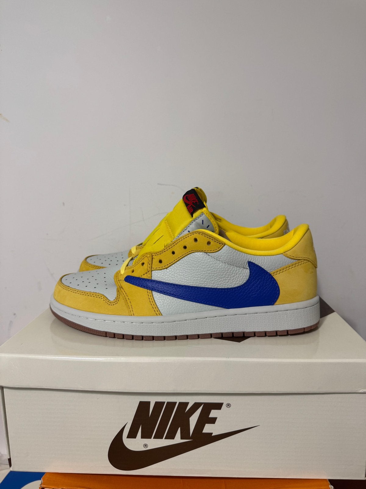 Nike Air Jordan 1 Retro Low OG SP Travis Scott ‘Canary’, Kleding | Heren, Schoenen, Ophalen of Verzenden, Nieuw