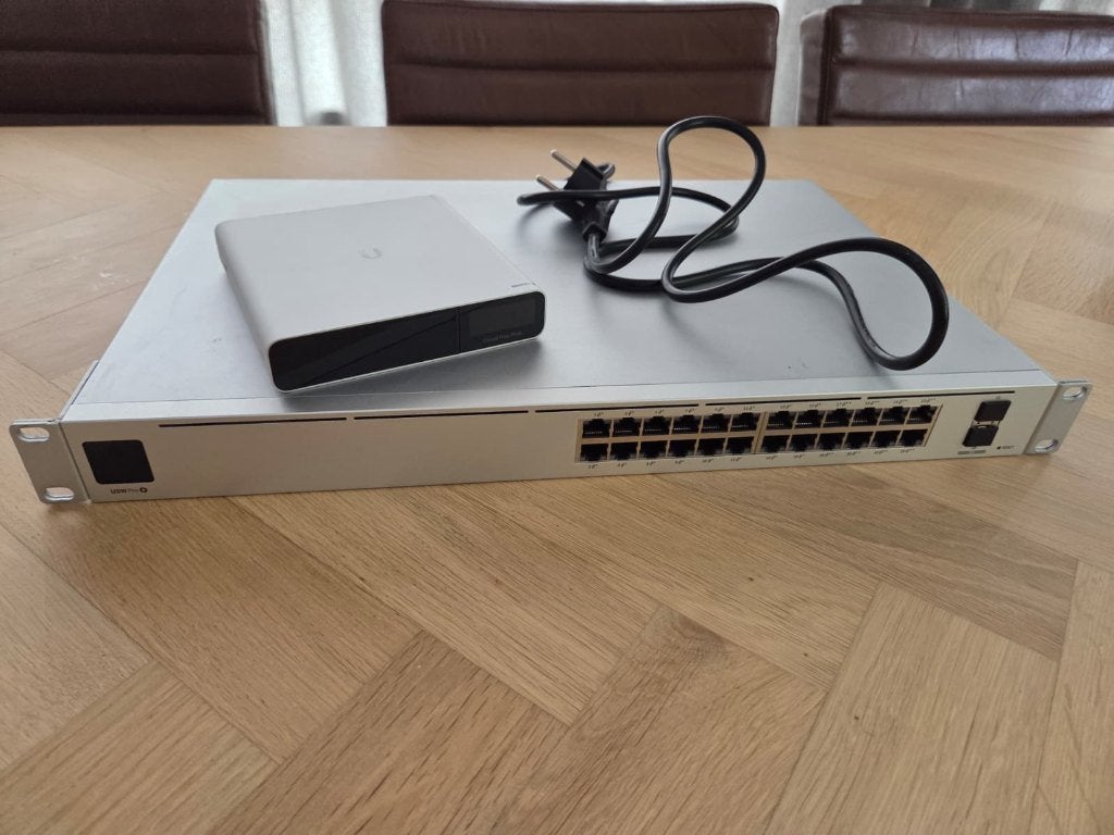 Ubiquiti UniFi Switch Pro 24 PoE, model USW Pro 24 PoE, Computers en Software, Netwerk switches, Ophalen of Verzenden, Gebruikt