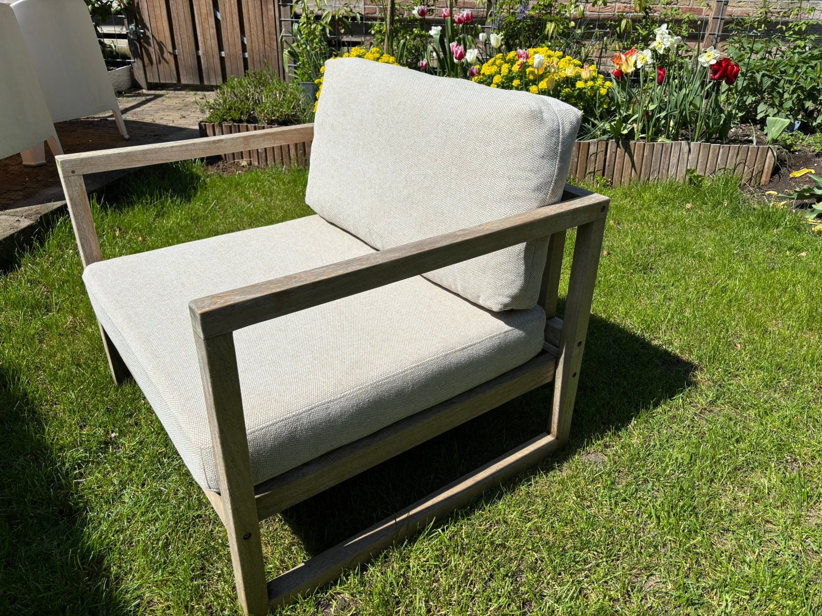 Teakhouten lounge stoel met beige kussens, Ophalen, Zo goed als nieuw, Teakhout