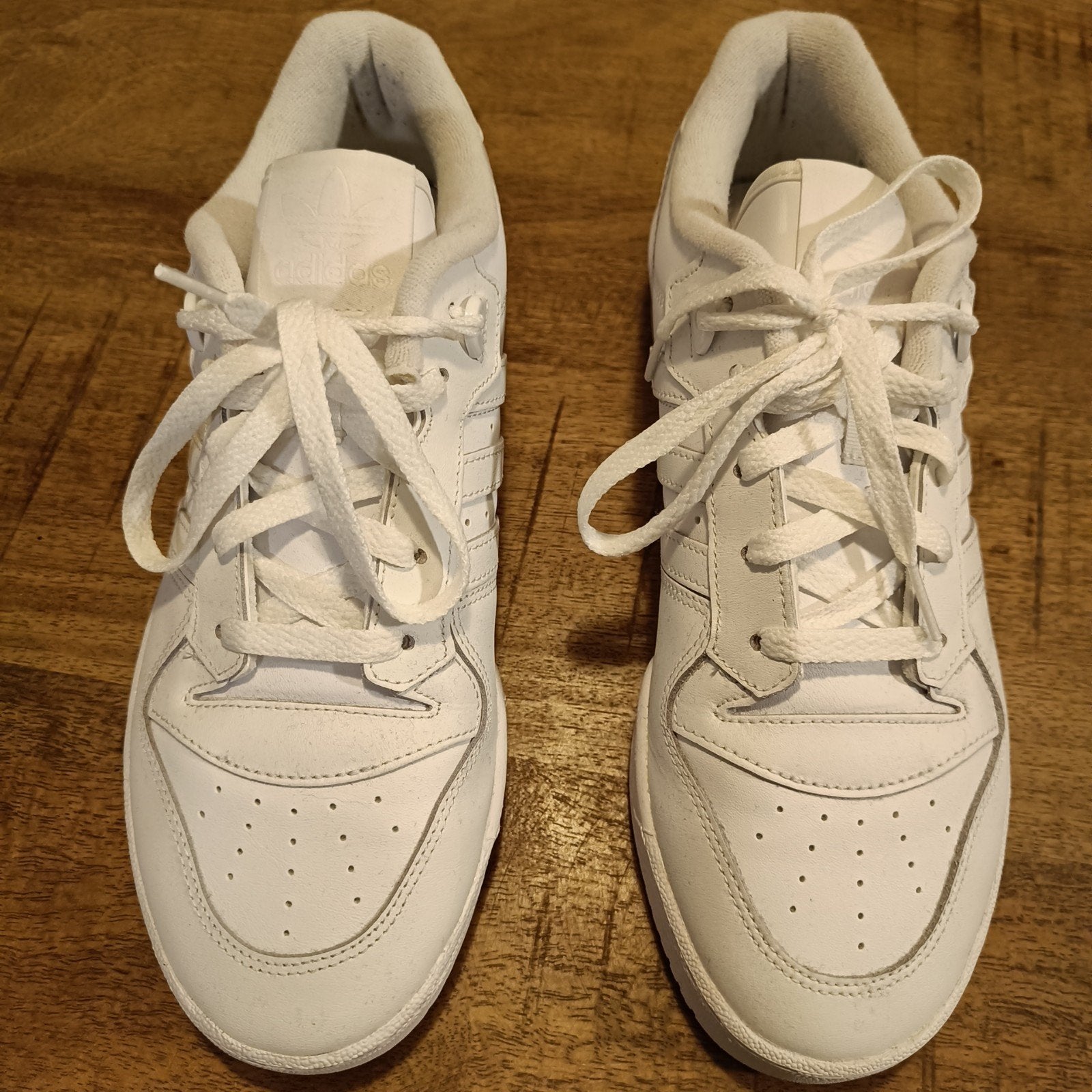 Adidas Sneakers 42 2/3. 1x gedragen, Kleding | Heren, Ophalen of Verzenden, Zo goed als nieuw, Wit