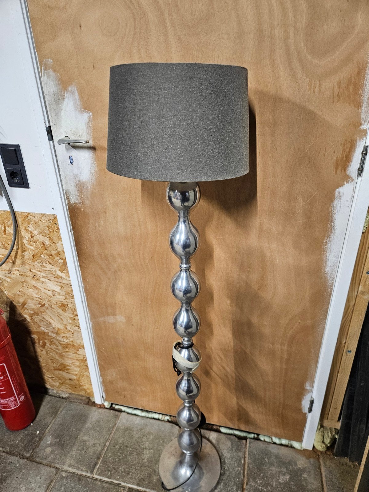 Moderne vloerlamp met grijze kap en metalen voet, Huis en Inrichting, Ophalen of Verzenden, Gebruikt, Metaal, 100 tot 150 cm