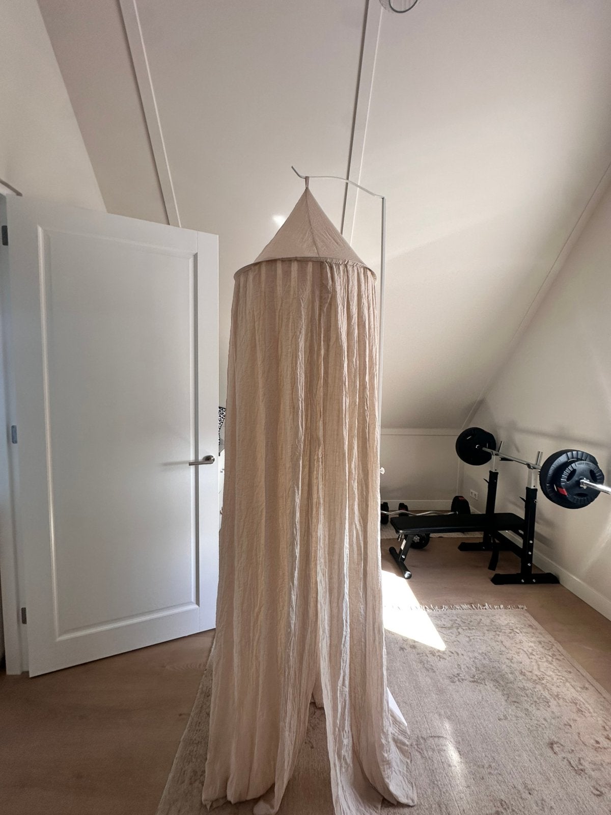 Mooie beige bedhemel met vrijstaande standaard, Kinderen en Baby's, Ophalen, Zo goed als nieuw, Klamboe