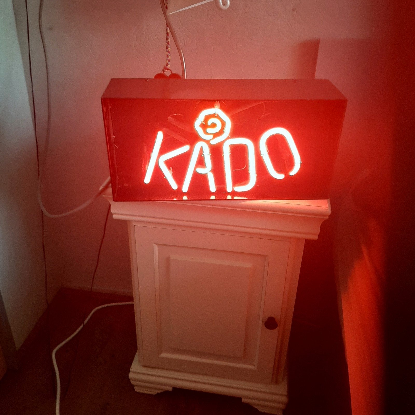 neonglas KADO EN BLOEM LOGO, Ophalen of Verzenden, Nieuw, Lichtbak of (neon) lamp