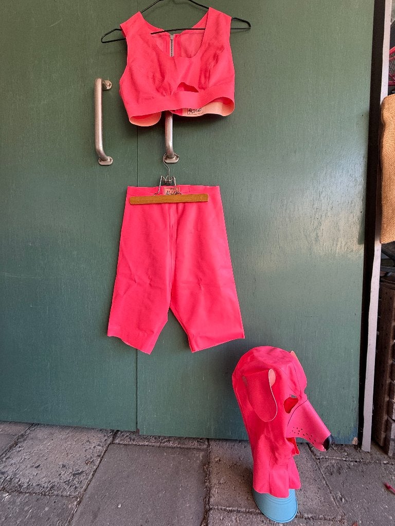 Latex rubber roze hond vrouwen set met masker S, Ophalen of Verzenden, Nieuw, Pak of Jurk