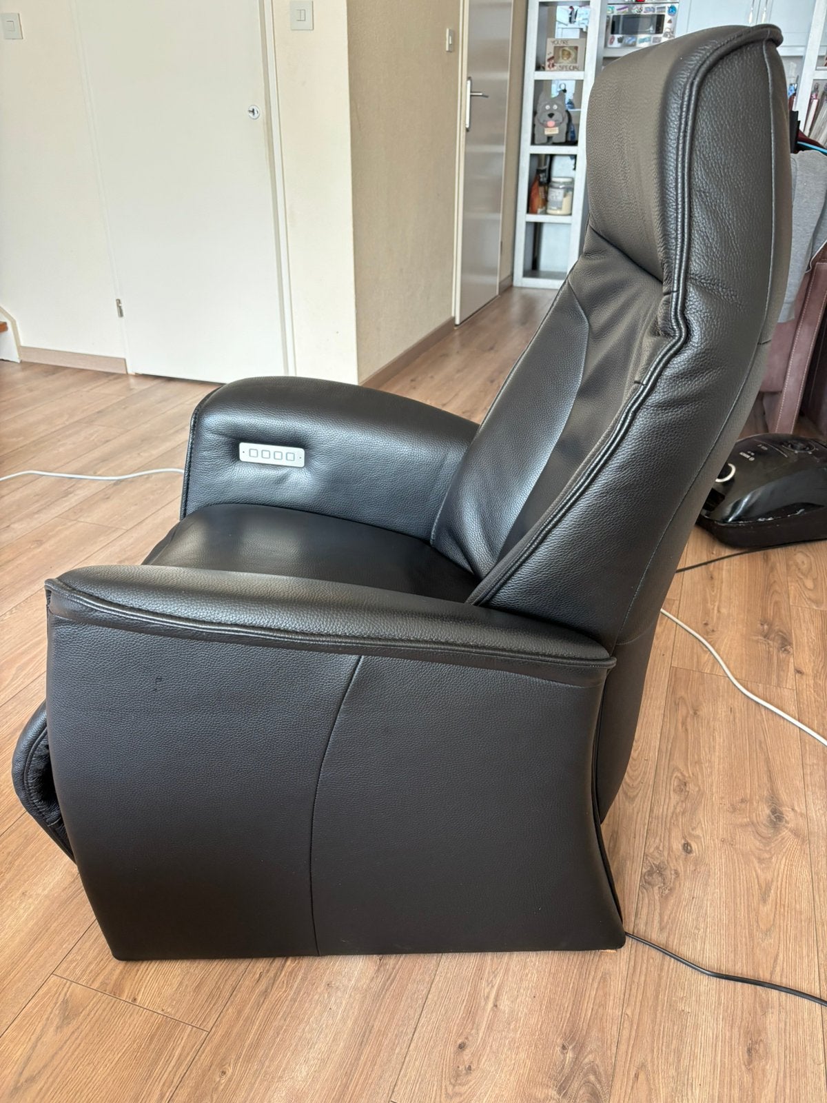 Elektrische zwarte sta op stoel, Huis en Inrichting, Fauteuils, Ophalen, Zo goed als nieuw, 50 tot 75 cm