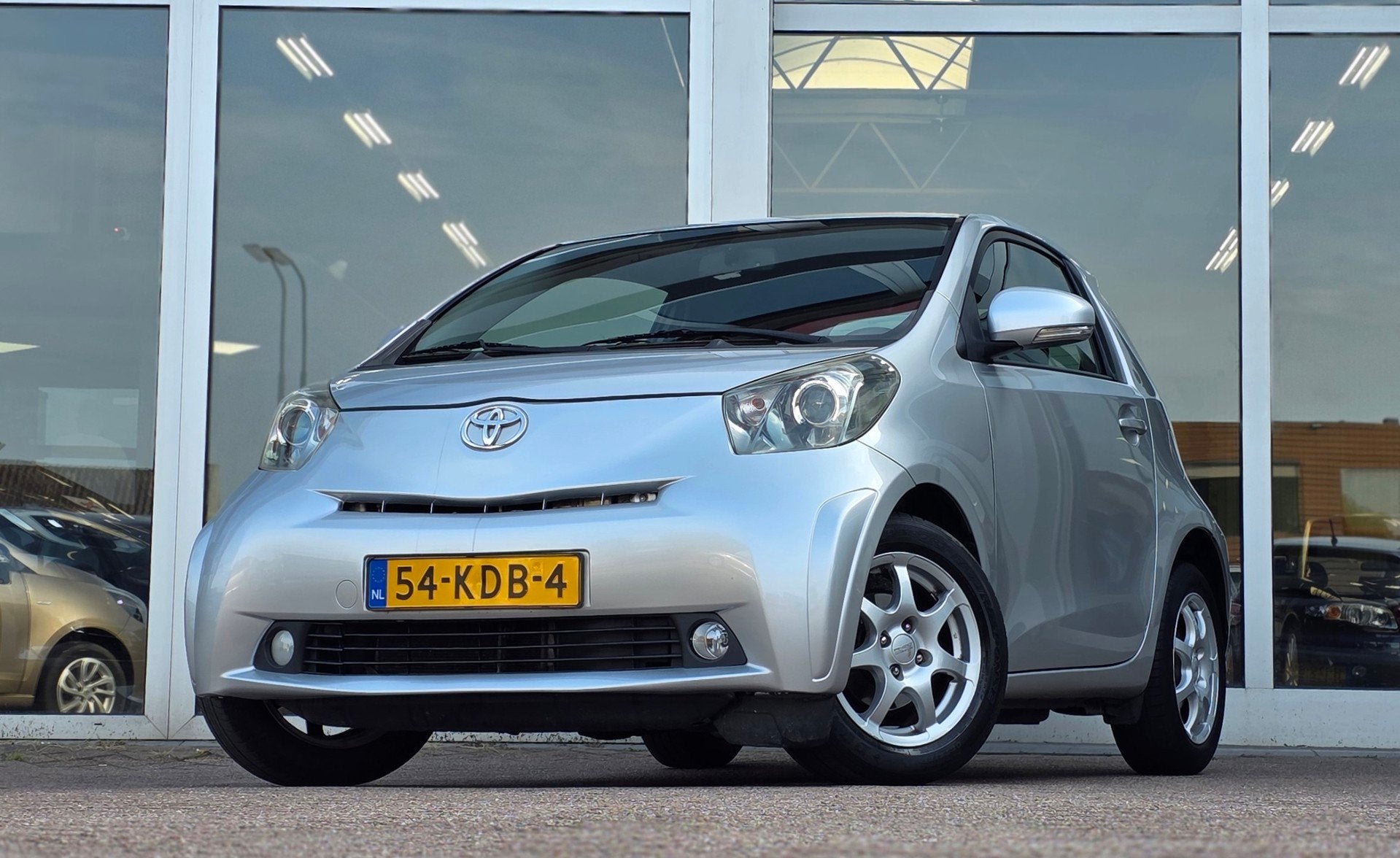 Toyota IQ 1.0 VVTi Aspiration Airco Navi LMV 15'' Bluetooth, Stof, Gebruikt, Zwart, 4 stoelen