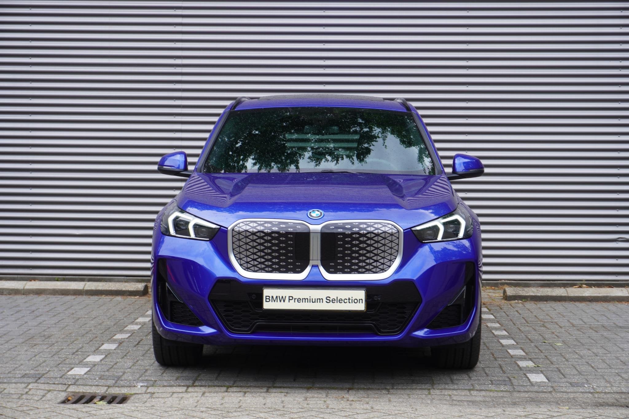 BMW iX1 eDrive20 M Sportpakket | Premium Pack | Trekhaak met, Auto's, 514 km, Met garantie (alle), Blauw, 204 pk