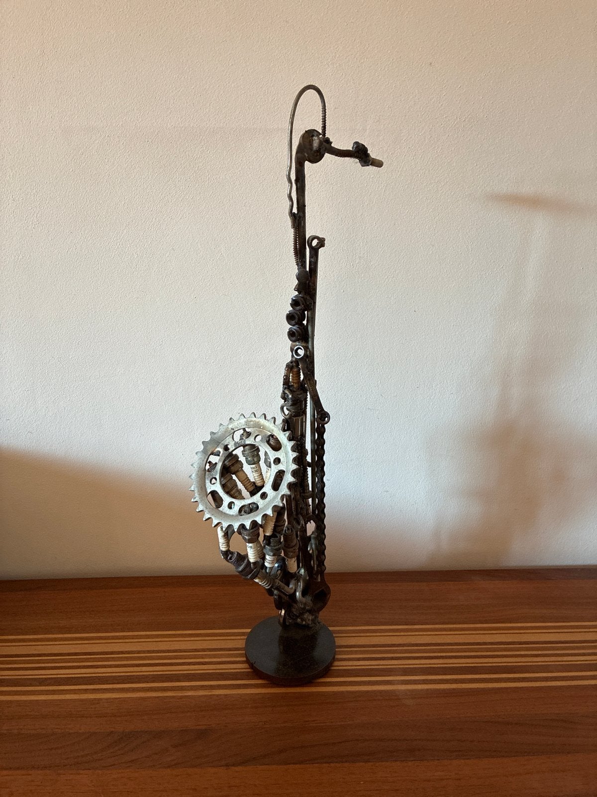 Unieke metalen saxofoon sculptuur van gerecyclede onderdelen, Overige onderwerpen, Ophalen of Verzenden, Handgemaakt, 20 - 50 cm