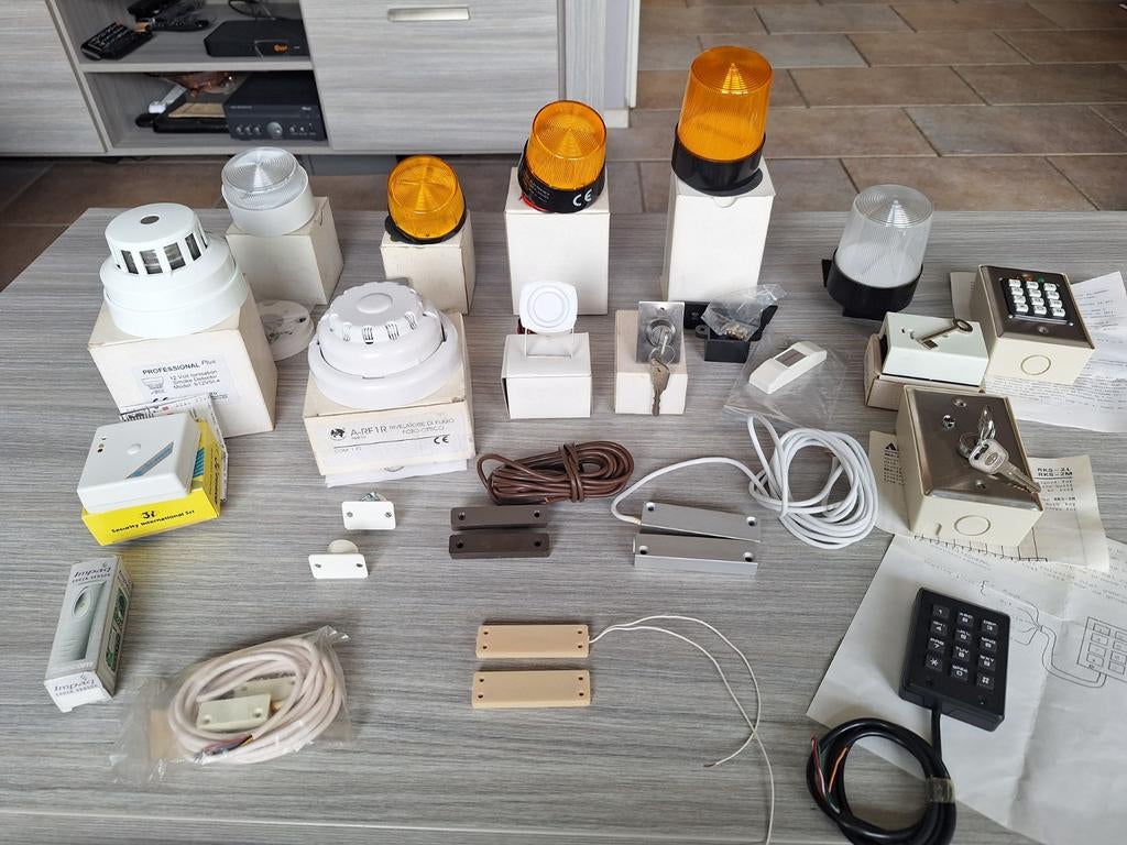 Partij beveiligingssystemen, rookmelders, sensoren, sirenes, Detector, Sensor of Melder, Nieuw, Ophalen of Verzenden, Alarmoproep bij centrale