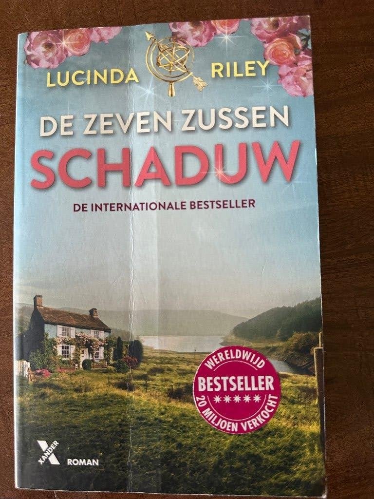 roman Zeven Zussen "Schaduw", Ophalen of Verzenden, Zo goed als nieuw, Lucinda Riley, Europa overig