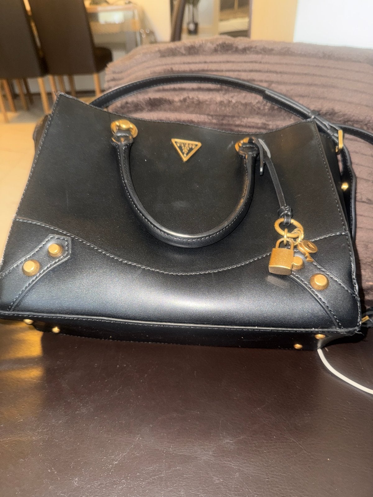 Guess handtas zwart met goudkleurige details, Ophalen of Verzenden, Zo goed als nieuw, Zwart, Handtas