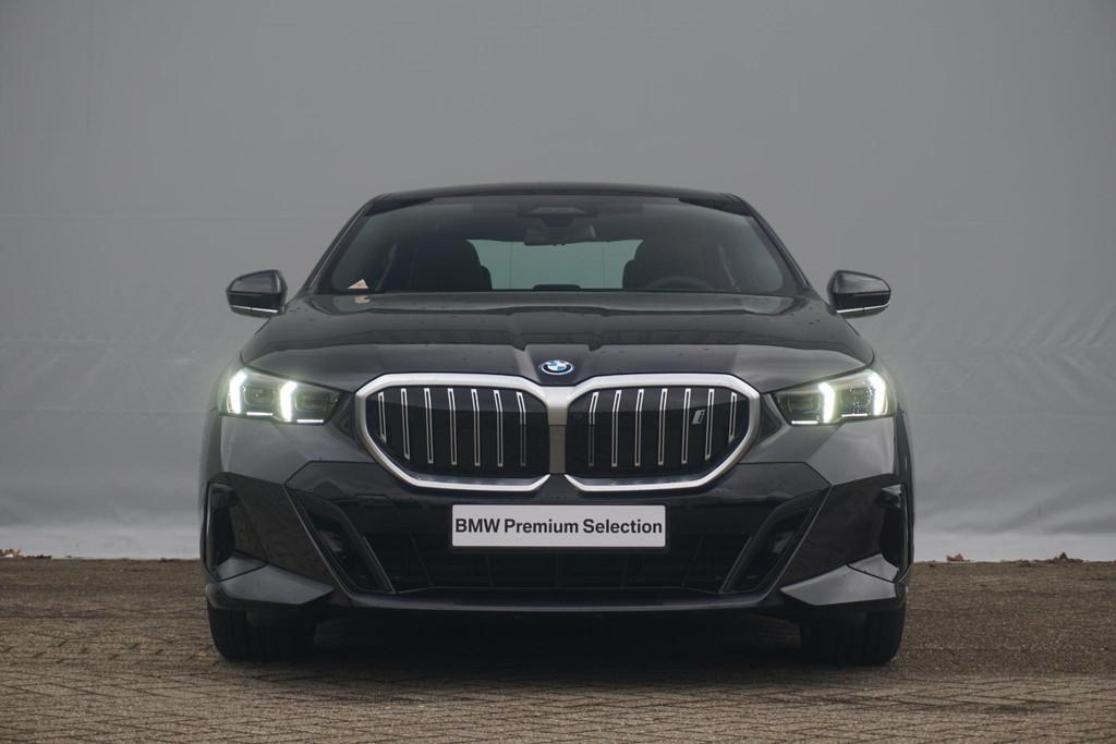 BMW i5 Sedan eDrive40 M Sport | Trekhaak / Panoramadak / Dri, Automaat, 510 min, 340 pk, Sedan