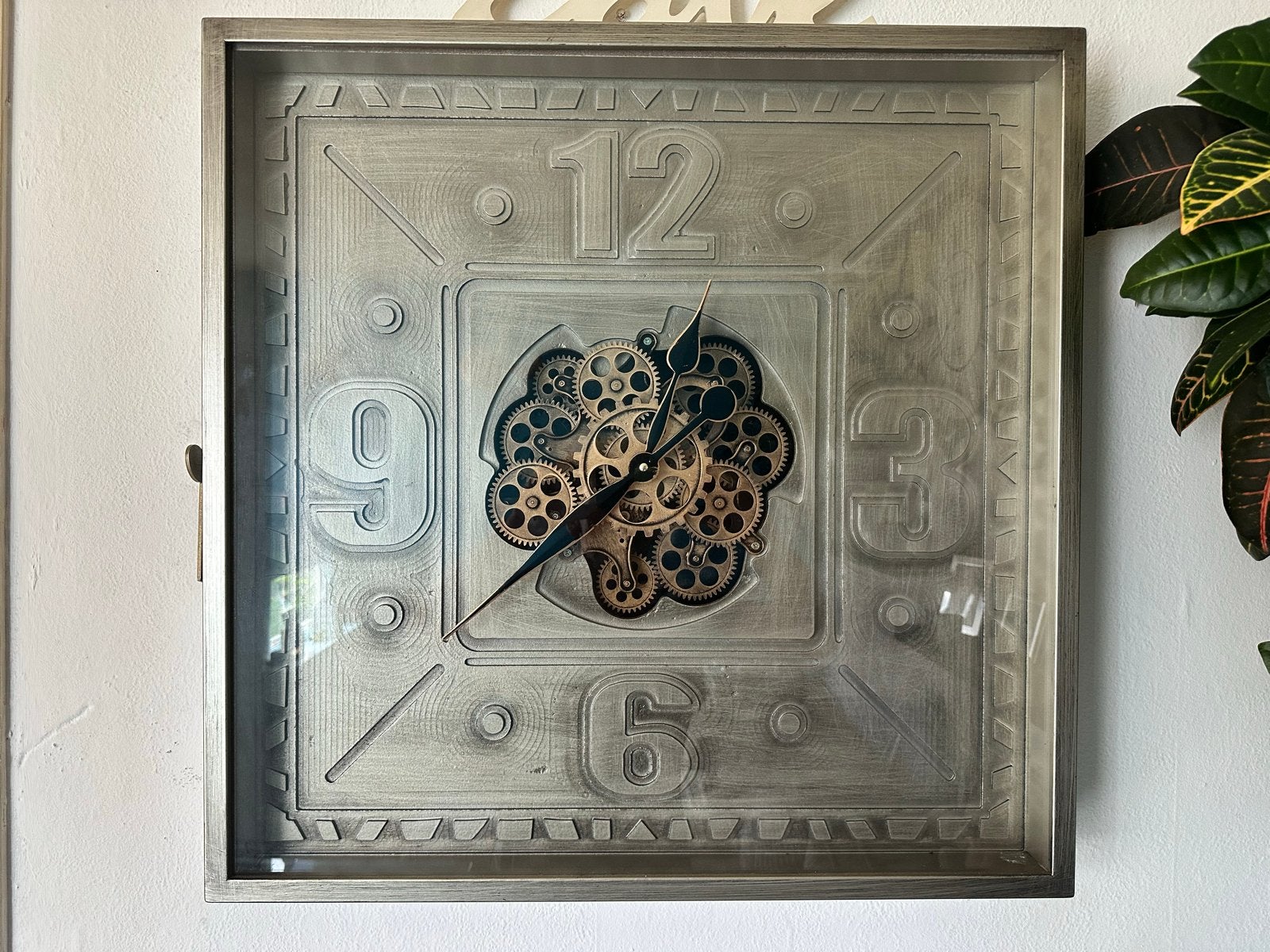 Moderne wandklok met zichtbaar uurwerk, Ophalen, Wandklok, Zichtbaar uurwerk, Analoog