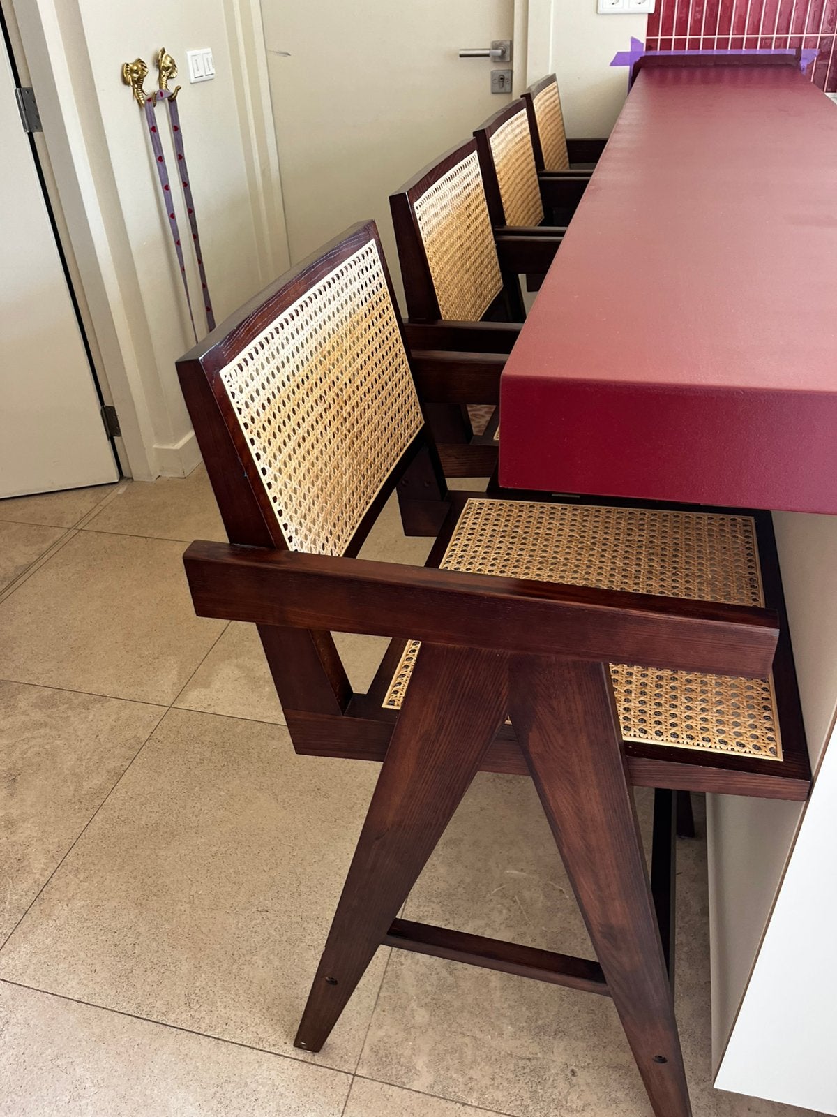 4x Pierre Jeanneret style barkruk – walnoot & webbing, Huis en Inrichting, Ophalen of Verzenden, Zo goed als nieuw