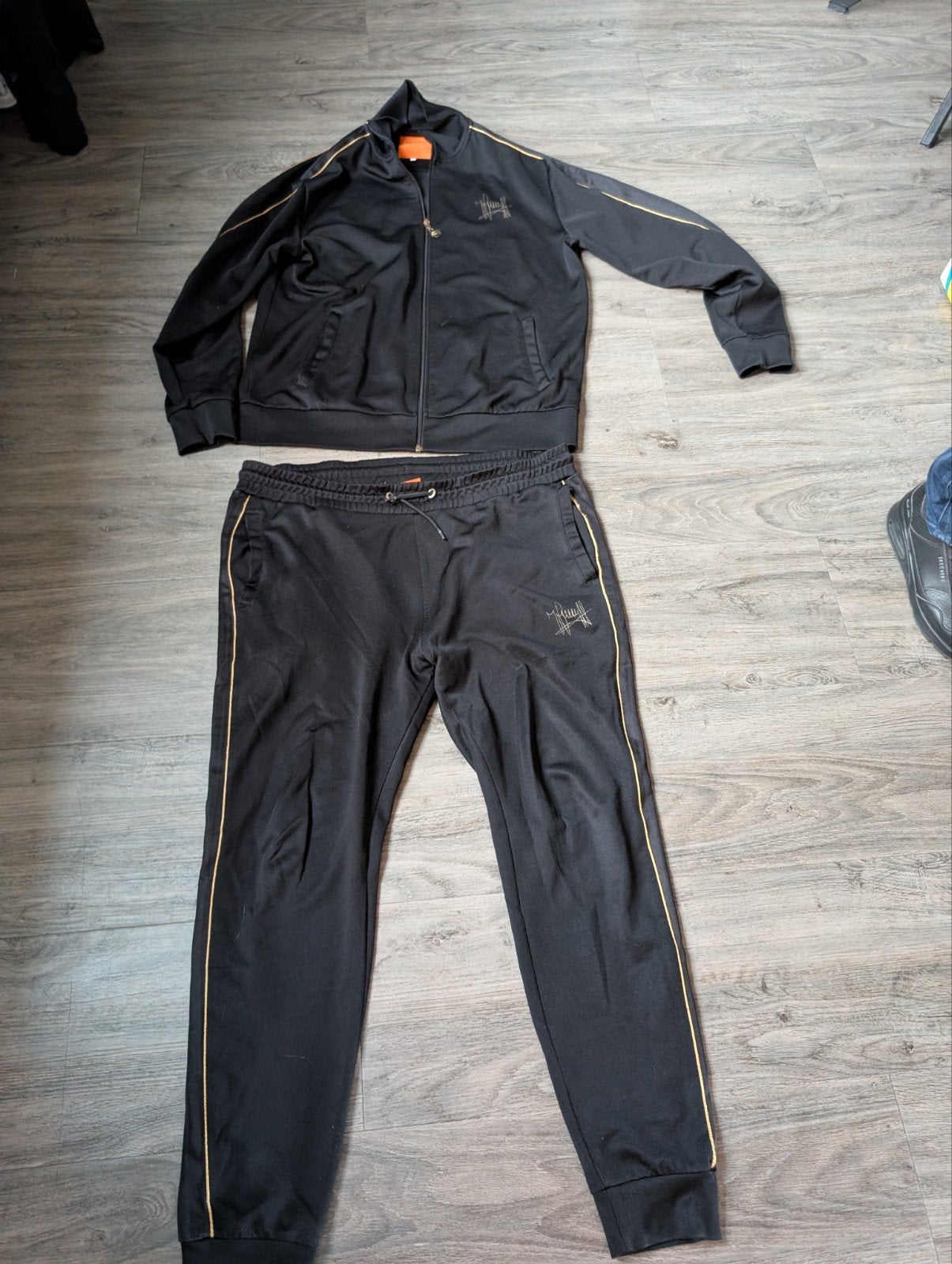 Cruyff trainingspak zwart met goud - Maat L/XL, Kleding | Heren, Cruyff, Zwart, Maat 56/58 (XL), Ophalen of Verzenden