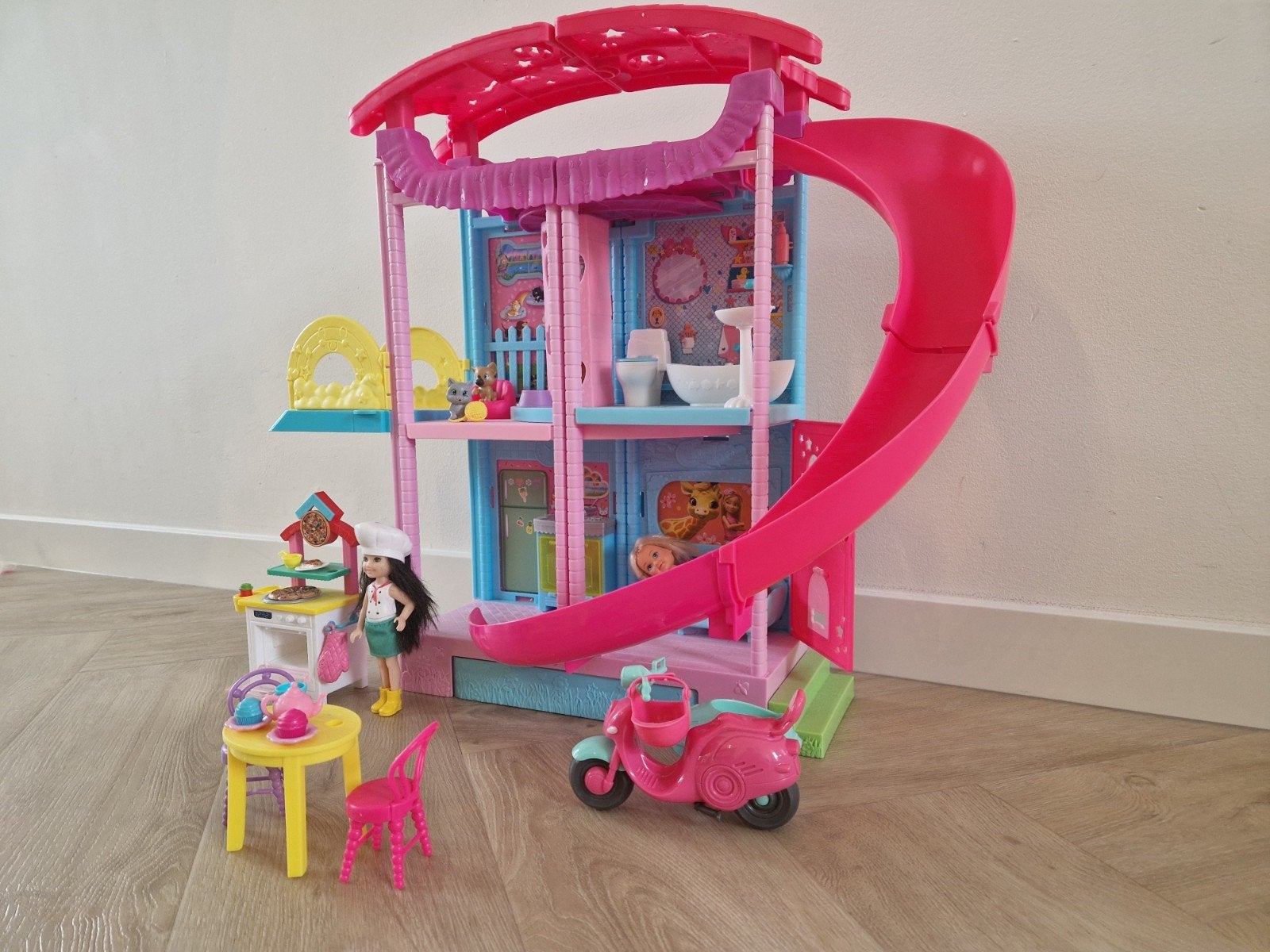 Barbie Chelsea Speelhuis met veel accessoires en poppen, Kinderen en Baby's, Speelgoed | Poppen, Ophalen, Gebruikt, Barbie