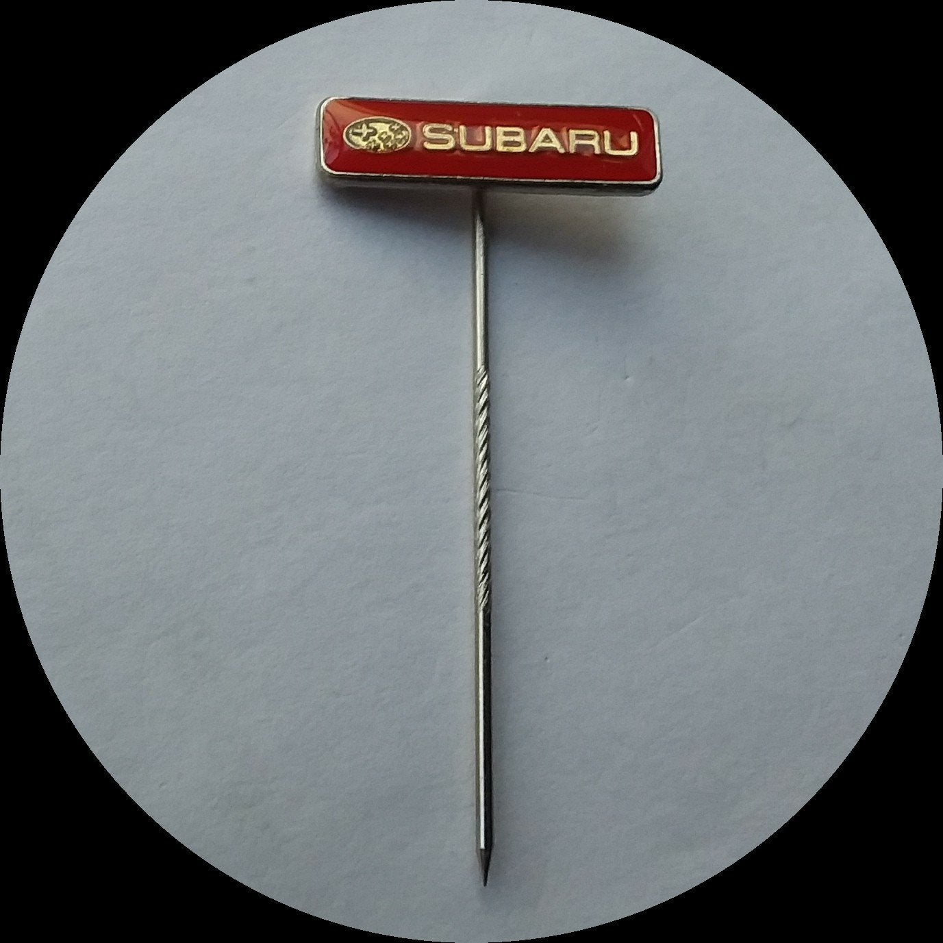SUBARU speldje met grijs logo, Verzenden, Zo goed als nieuw, Transport, Speldje of Pin