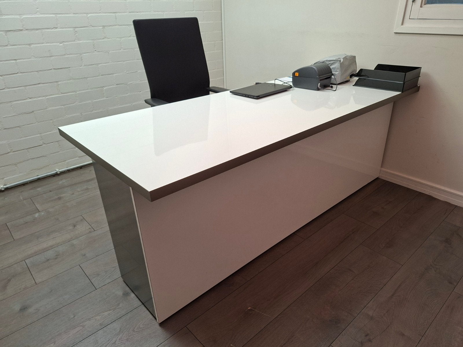 Modern wit bureau met opbergruimte, Huis en Inrichting, Bureaus, Ophalen, Gebruikt, Metaal, Overige merken